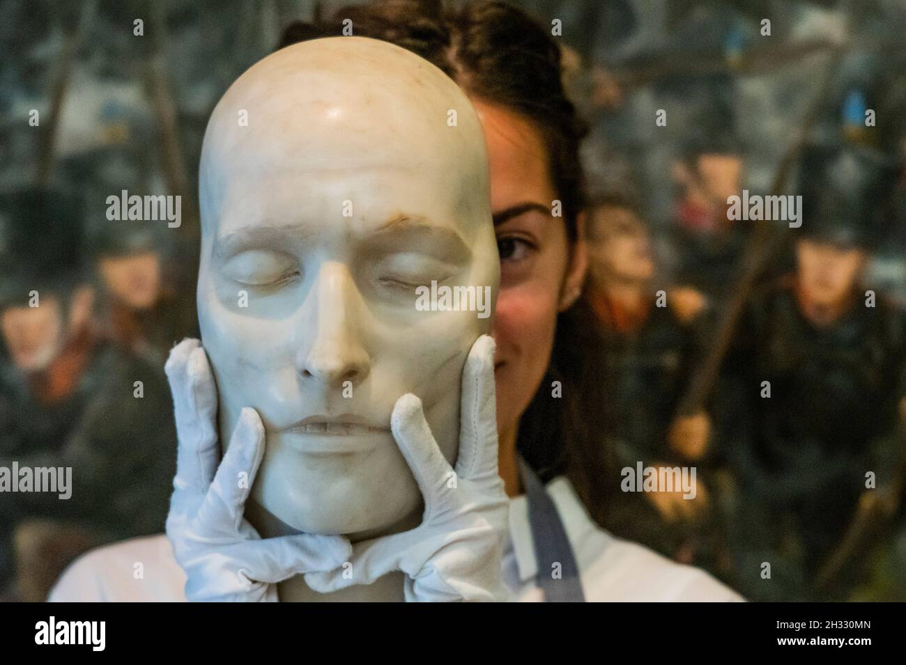 Londra, Regno Unito. 25 ottobre 2021. Una maschera di morte di marmo di Napoleone, circa 1826, est £5,000-8,000 - Anteprima del Napoleone Bonaparte: La vendita britannica a Bonhams New Bond Street, Londra. La vendita è il 27 ottobre. Londra, Regno Unito. 25 Ott 2021. Credit: Guy Bell/Alamy Live News Foto Stock