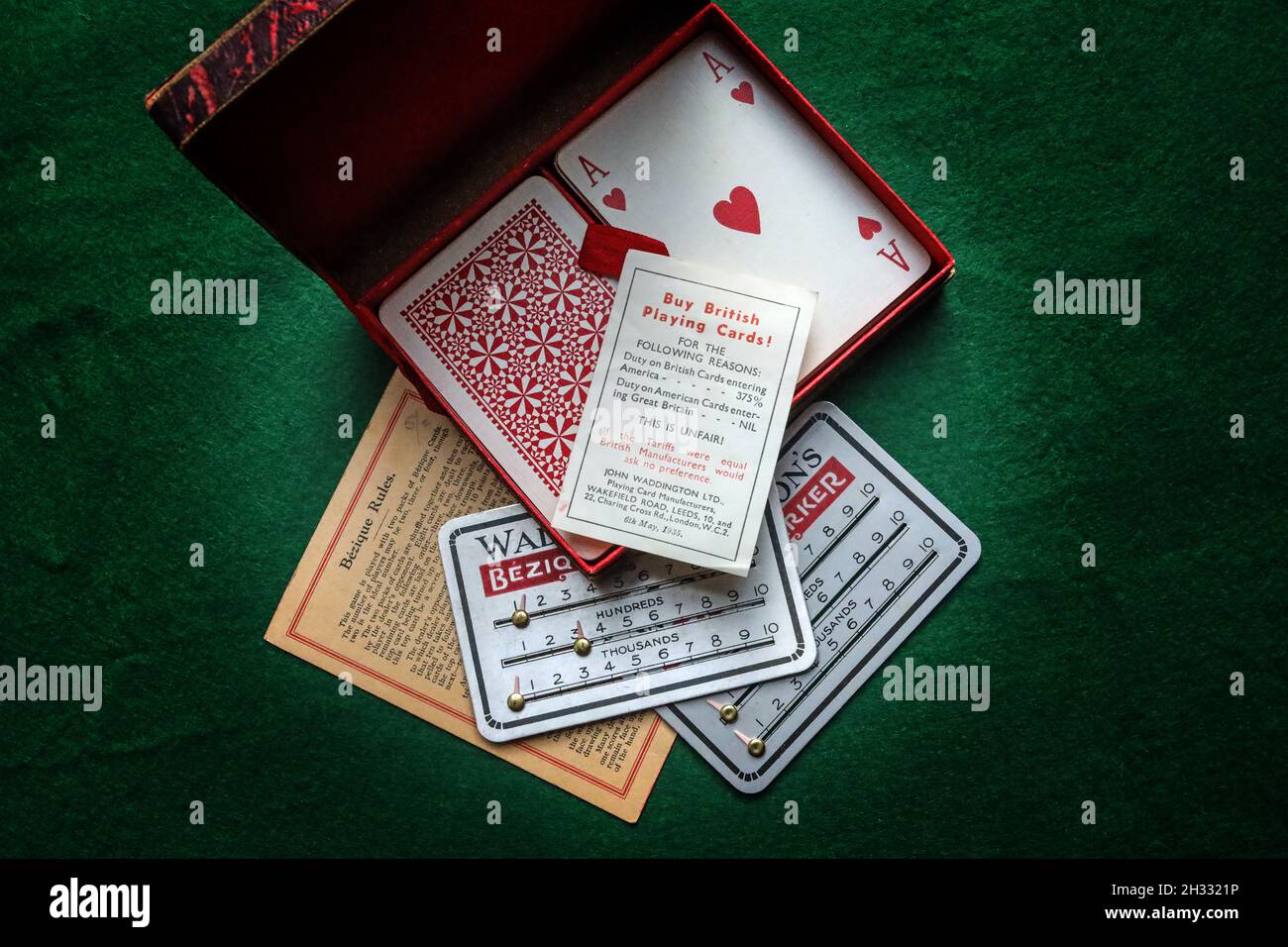 I Tarriffs sono il nome del gioco con questo set di carte Bezique vintage contenente un messaggio datato 1935, dal produttore. Evitare carte americane Foto Stock
