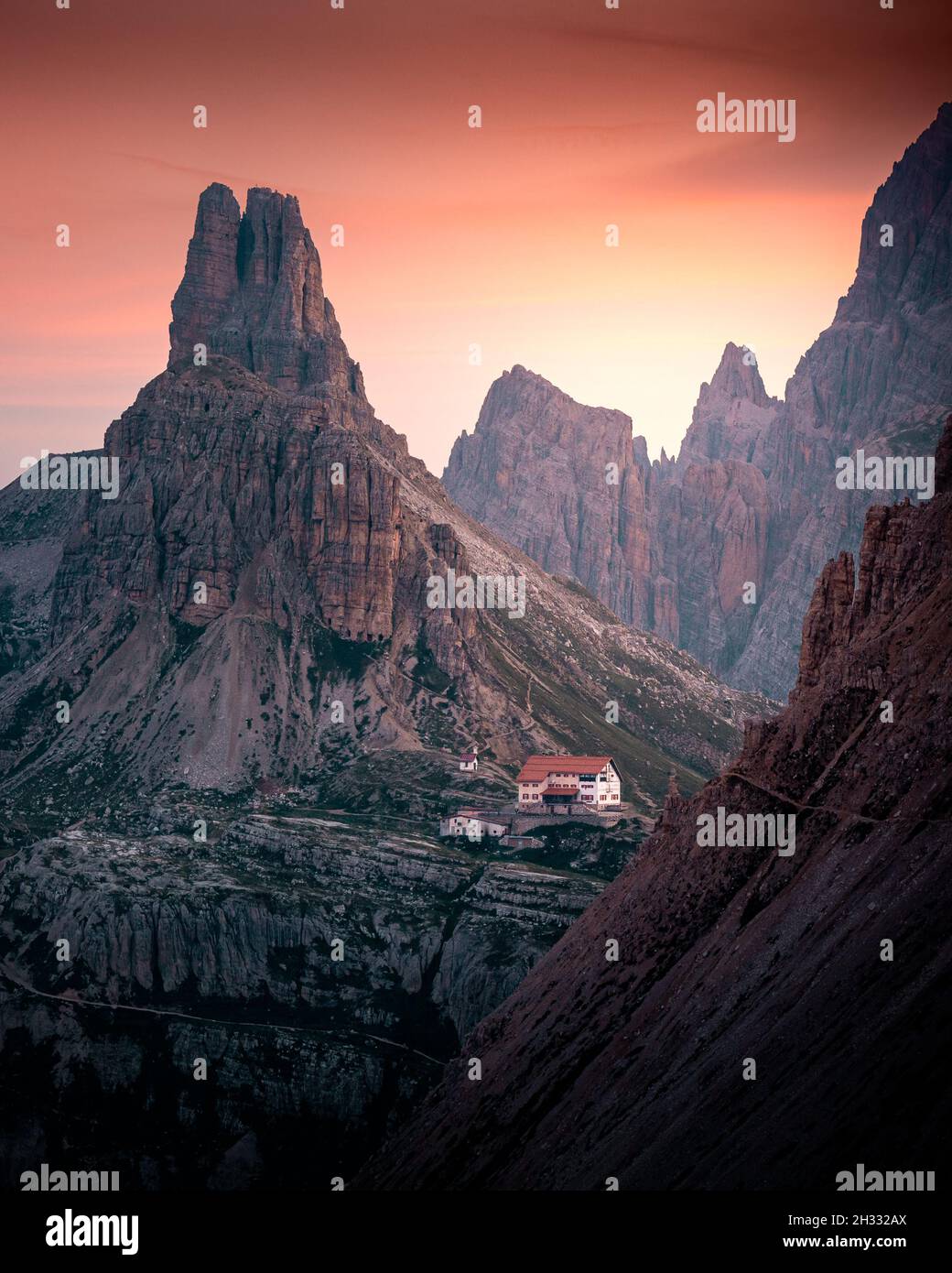 Montagne dolomitiche durante l'alba, il tramonto, picchi incredibili in condizioni meteorologiche favorevoli e scena colorata. Incredibile natura estiva con umore e allegria Foto Stock