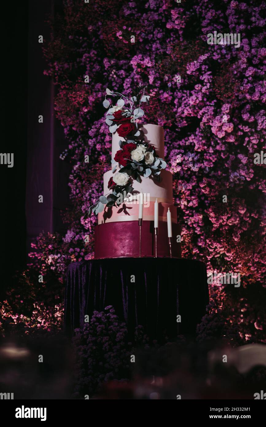 Torta decorata con rose rosse Foto Stock