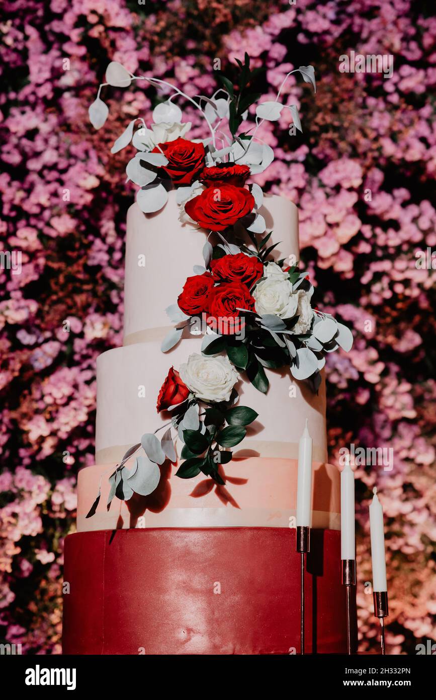 Torta decorata con rose rosse Foto Stock