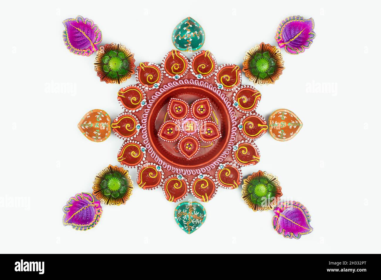 Multicolore Diya, profondo o dia disposti in Rangoli Floral Design. Sfondo bianco con spazio per testo personalizzato. Tema per Diwali, Navratri Pooja Dussehra Foto Stock