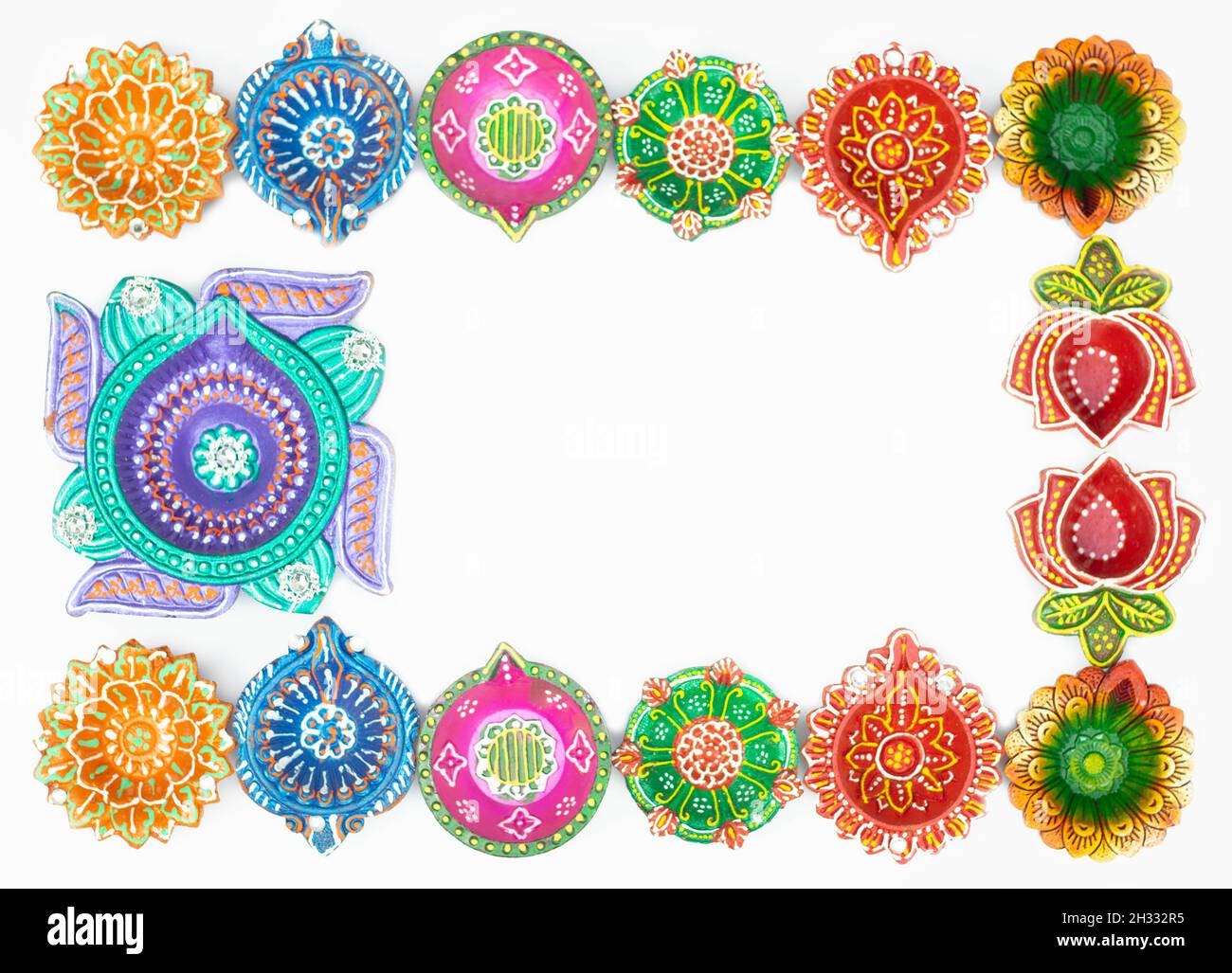 Vari Diya multicolore, profondo o dia disposti come bordo e cornice. Sfondo bianco con spazio per testo personalizzato. Tema per Diwali, Navratri Pooja, Duss Foto Stock