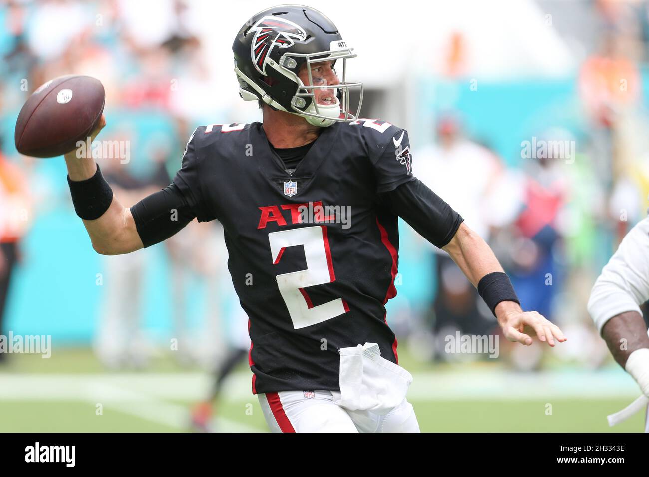 Domenica 24 ottobre 2021; Miami Gardens, Florida USA; Atlanta Falcons quarterback Matt Ryan (2) passa la palla durante una partita NFL contro il Miami Dolph Foto Stock