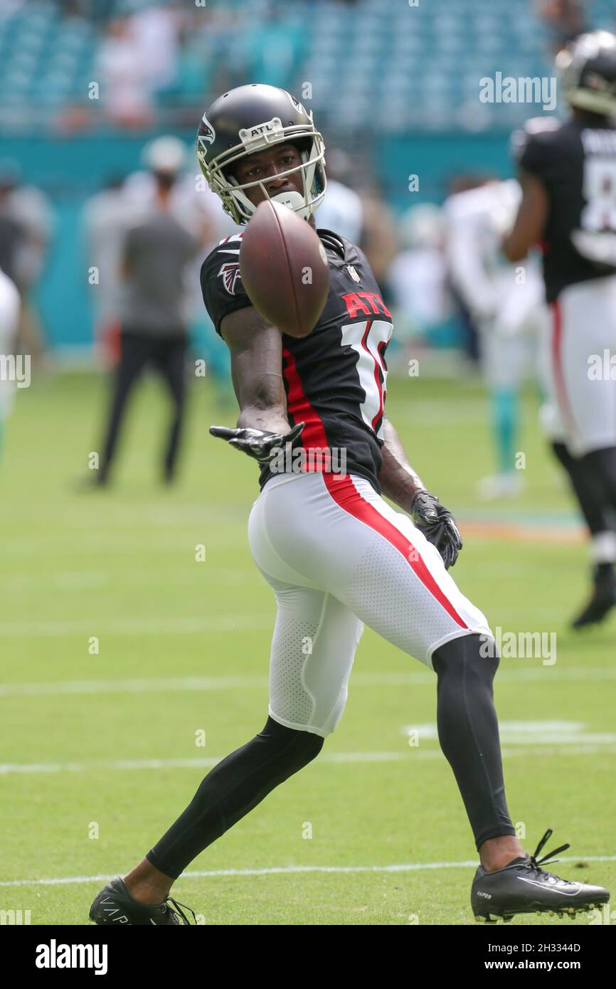 Domenica 24 ottobre 2021; Miami Gardens, Florida USA; Il ricevitore largo di Atlanta Falcons Calvin Ridley (18) cattura un pass durante il riscaldamento pre-partita prima di un NF Foto Stock