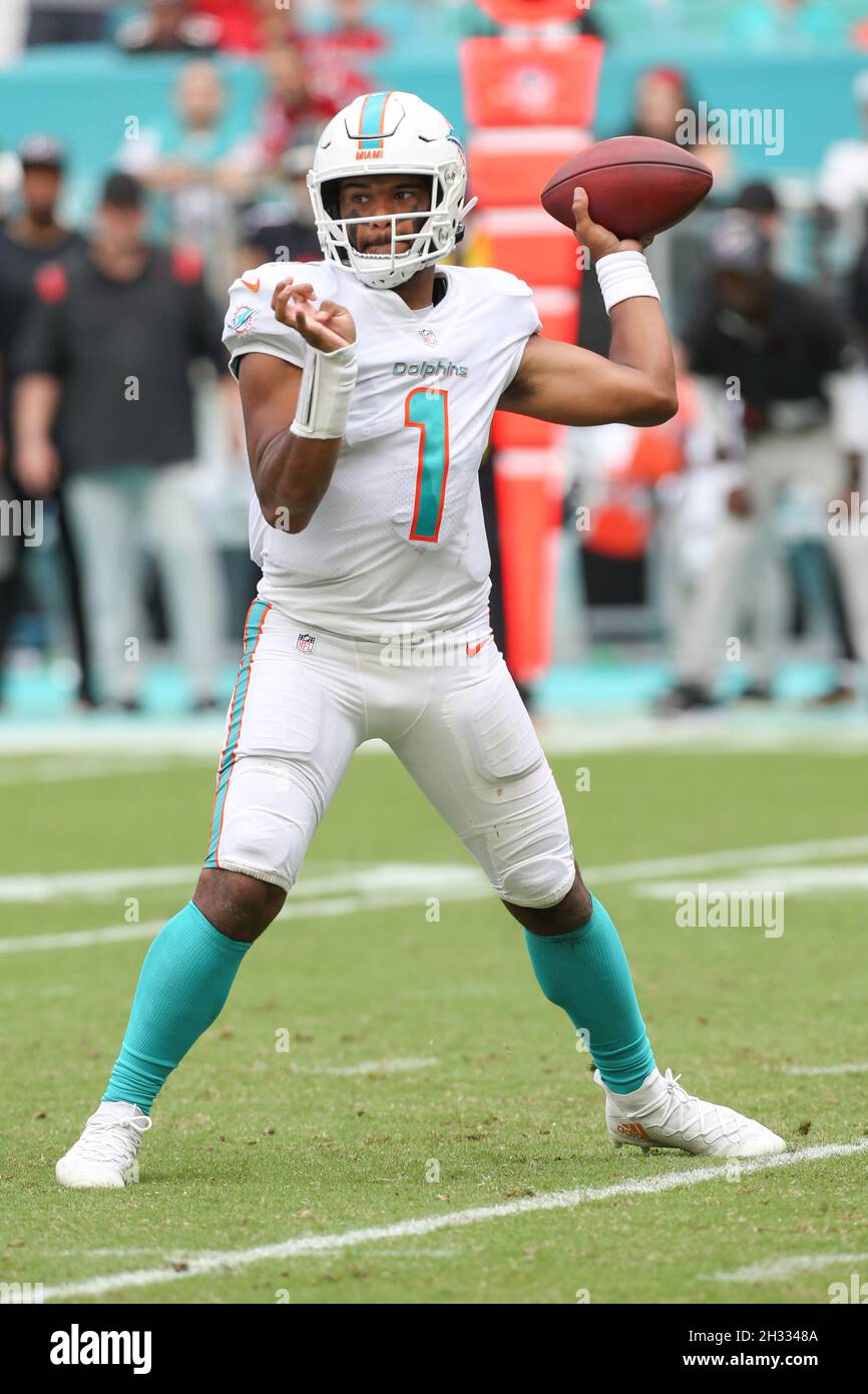 Domenica 24 ottobre 2021; Miami Gardens, Florida USA; Miami Dolphins quarterback Tui Tagovailoa (1) cerca un ricevitore aperto mentre si prepara a passare il Foto Stock