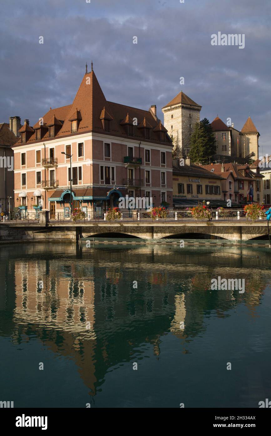 Francia, Auvergne-Rhône-Alpes, Haute-Savoie, Annecy, fiume Thiou, castello, castello, Foto Stock
