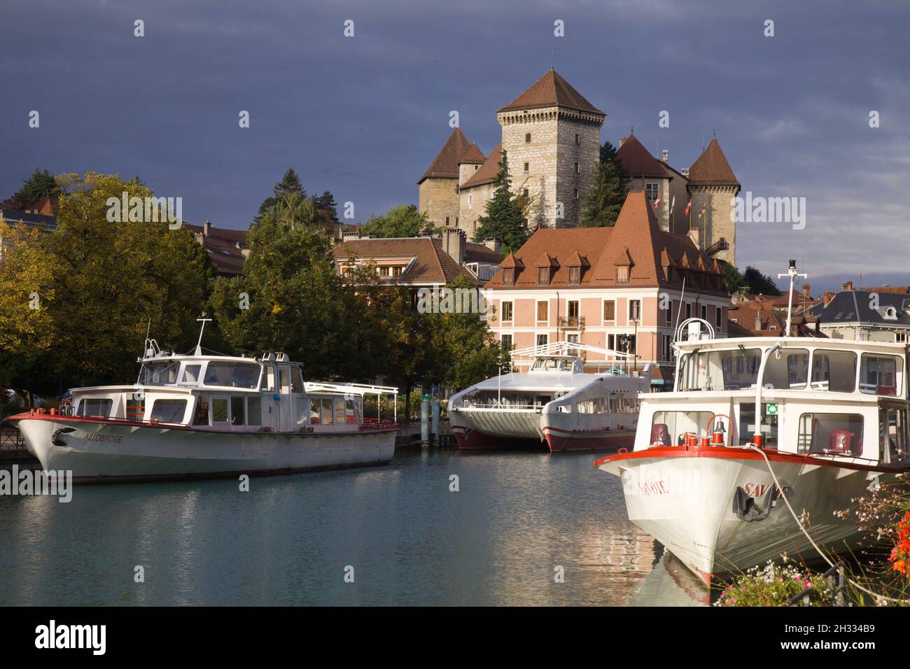 Francia, Auvergne-Rhône-Alpes, Haute-Savoie, Annecy, fiume Thiou, castello, castello, barche, Foto Stock
