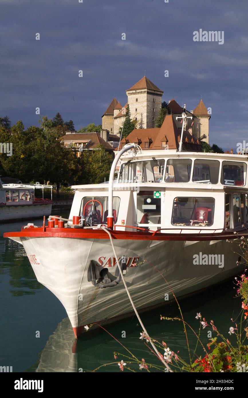 Francia, Auvergne-Rhône-Alpes, Haute-Savoie, Annecy, fiume Thiou, castello, castello, barche, Foto Stock