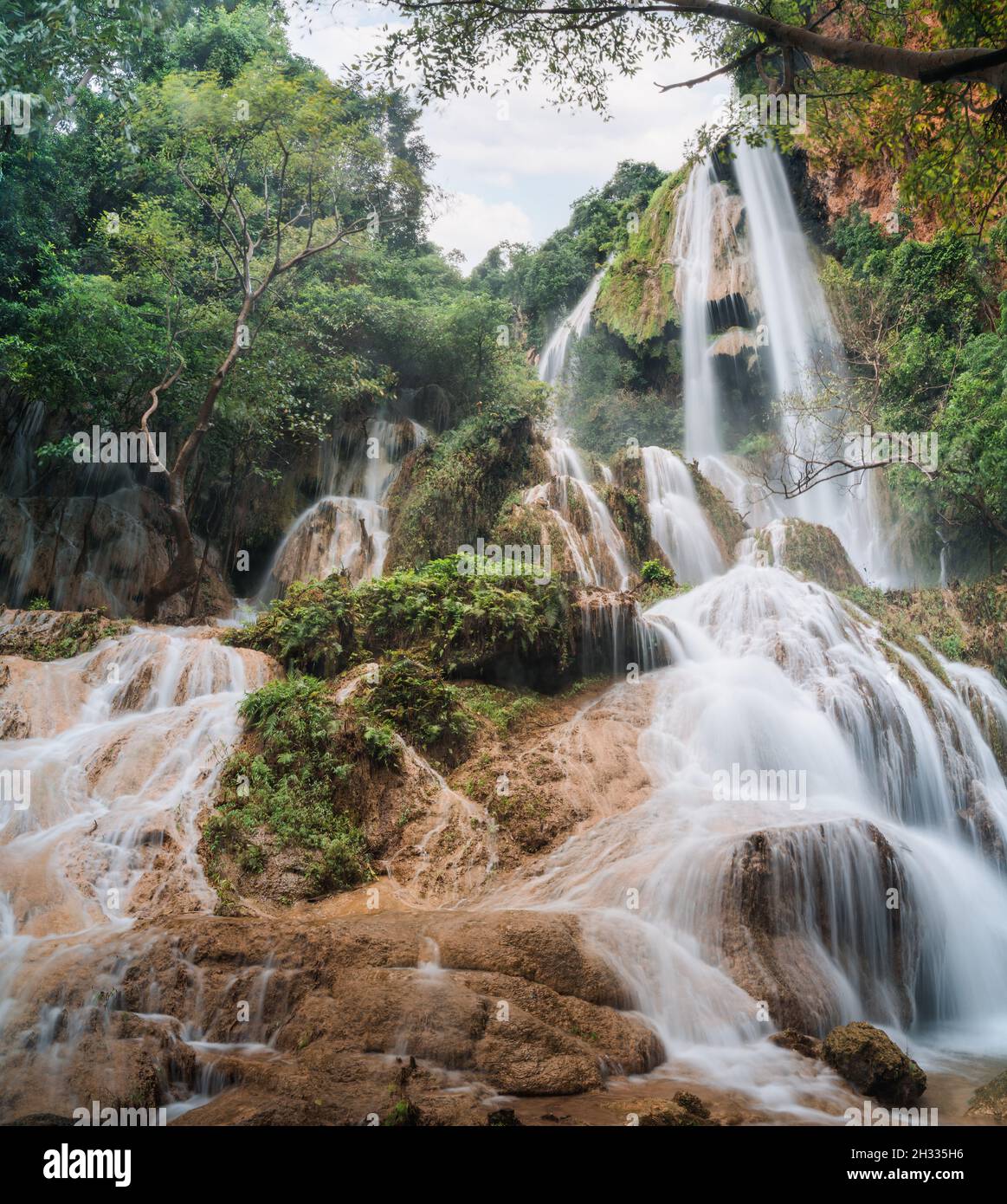 Cascata Erawan al settimo piano con acqua che scorre attraverso la pietra naturale nella foresta pluviale tropicale al parco nazionale, Kanchanaburi, Thailandia Foto Stock