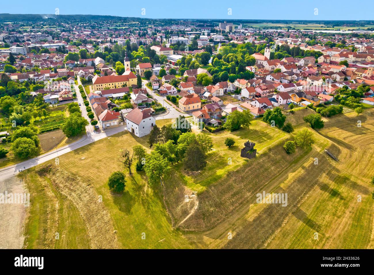 Città di Koprrivnica trincee storiche e centro città vista aerea, Podravina regione di Croazia Foto Stock