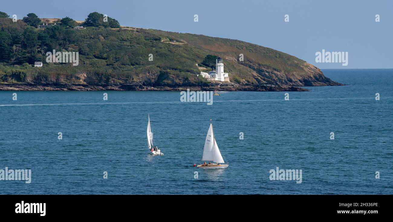 Falmouth, Cornovaglia, Inghilterra, Regno Unito. 2021. St Anthony's Lighhouse vista attraverso le strade Carrock, vicino a Falmouth, Cornovaglia con due barche a vela e Foto Stock