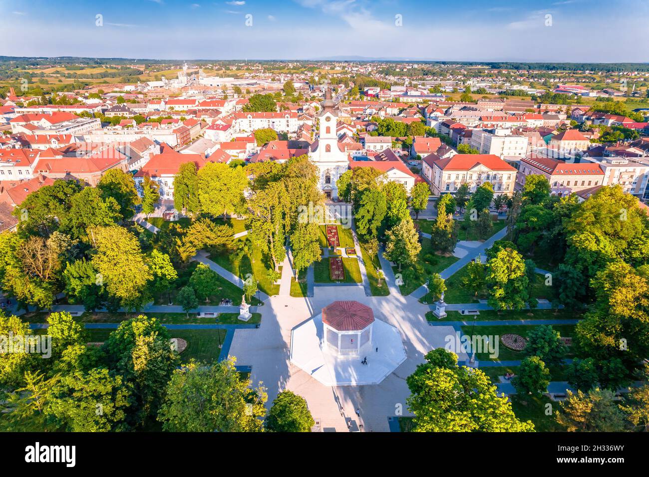 Bjelovar centro città e piazza centrale vista aerea, Bilogora regione della Croazia Foto Stock