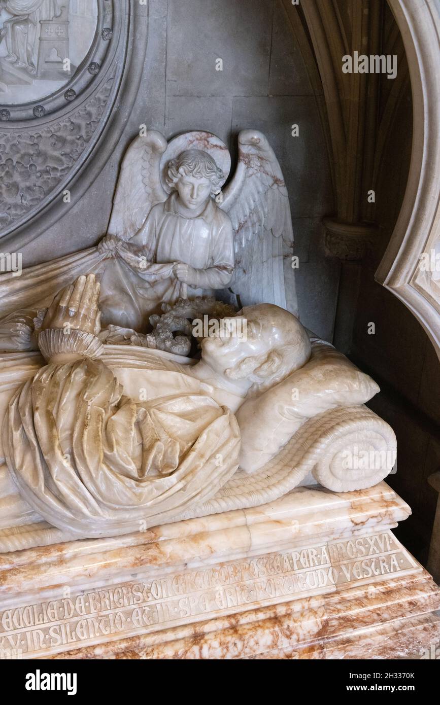 Interno della Cattedrale di Salisbury - la tomba in pietra intagliata del 19th secolo di George Moberly, canonico di Salisbury, morì nel 1895. Salisbury Wiltshire Regno Unito Foto Stock