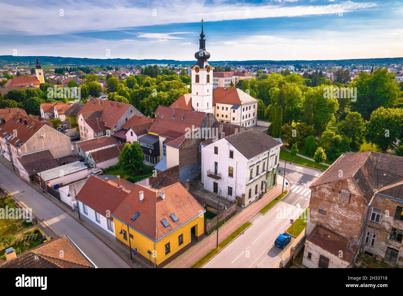 Città di Koprrivnica chiesa e centro città vista aerea, Podravina regione di Croazia Foto Stock