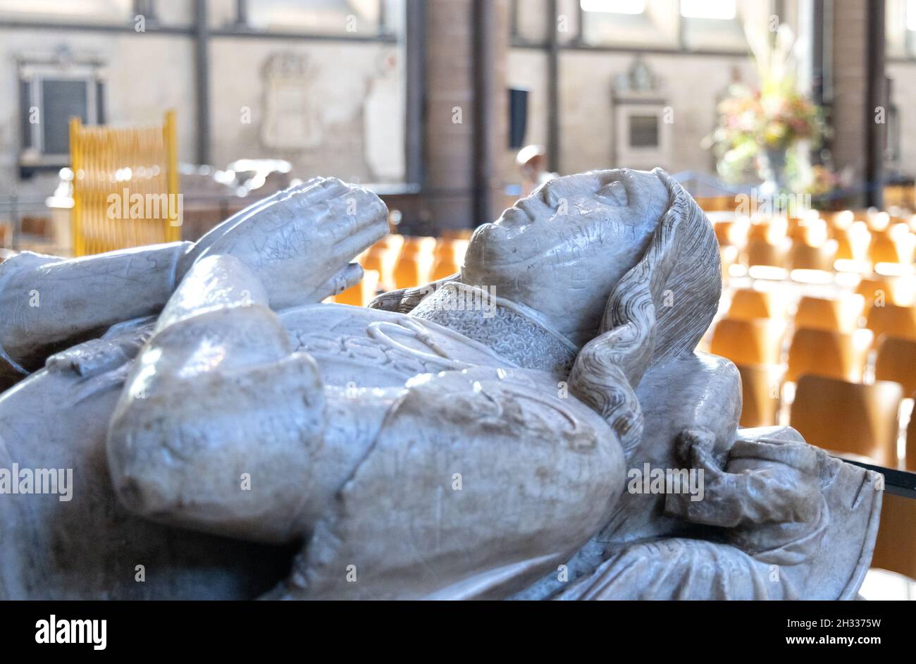 Interno della cattedrale di Salisbury; la tomba di Lord John Cheney
