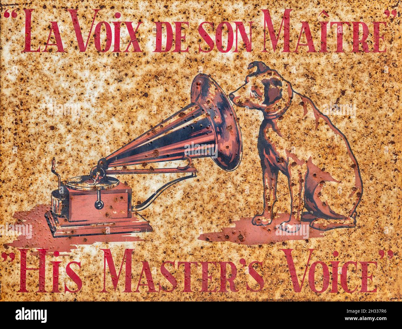 Den Bosch, Paesi Bassi - 12 maggio 2019: Cartello pubblicitario in acciaio fortemente arrugginito della compagnia musicale His Masters Voice a Den Bosch, Paesi Bassi Foto Stock