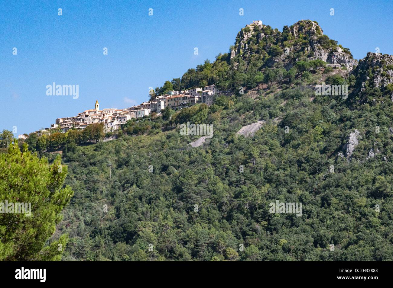 Saint-Agnès è il villaggio medievale più alto d'Europa ed è situato vicino a Menton, sulle montagne della Riviera francese. Foto Stock