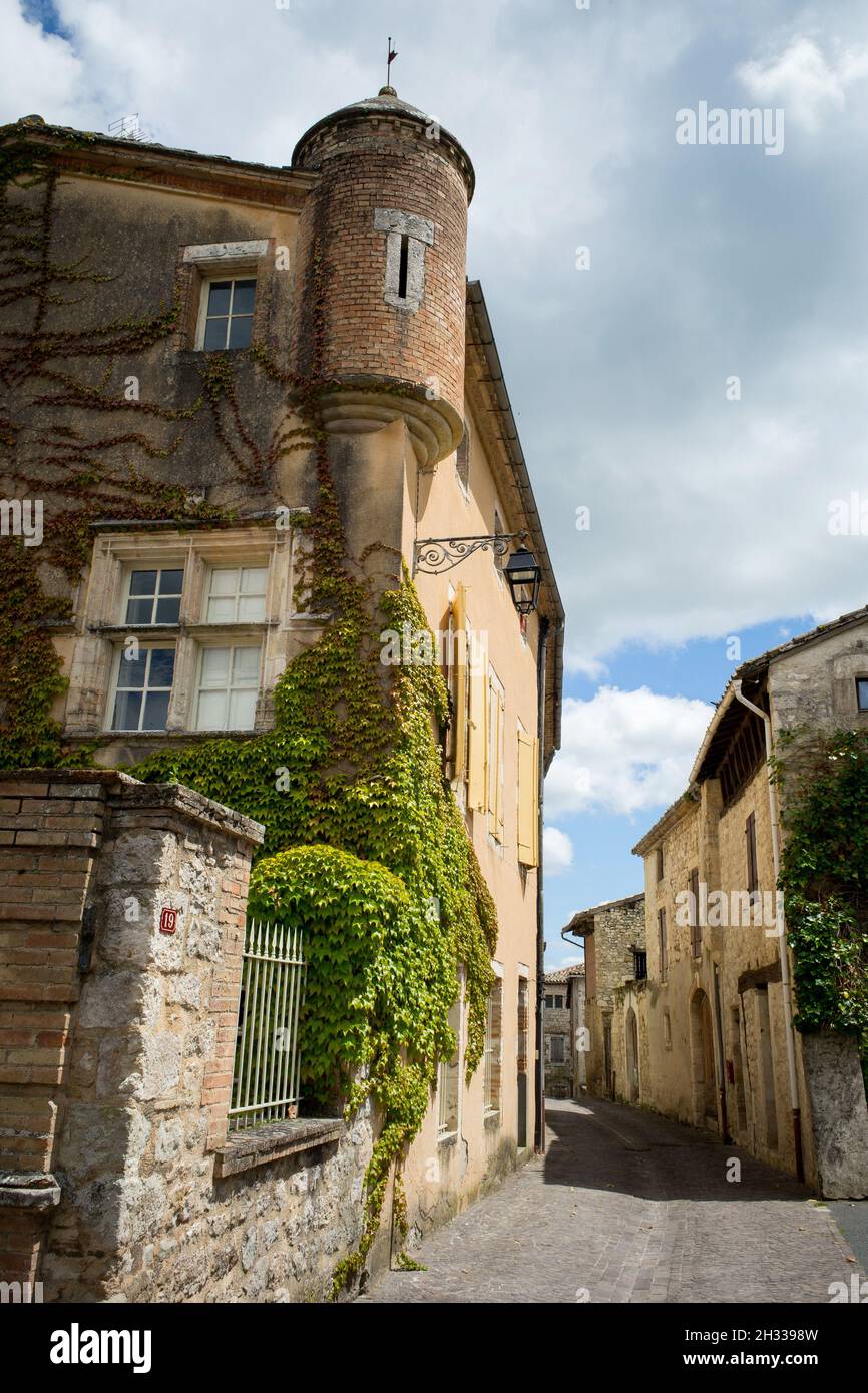 Castelnau de Montmiral (Francia meridionale): strada nel centro del paese Foto Stock