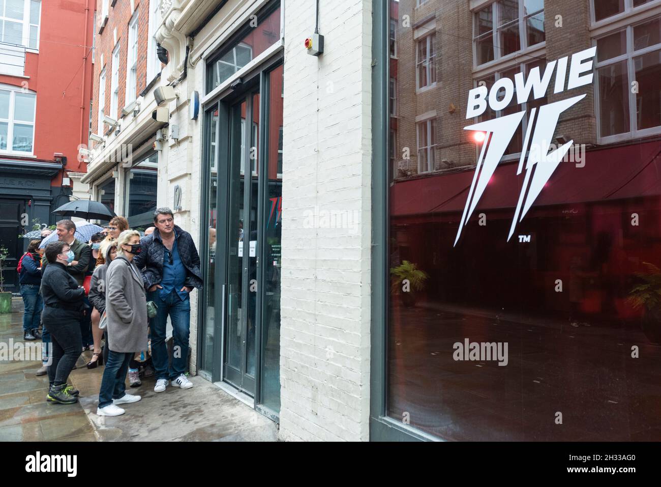 Londra, Regno Unito. 25 ottobre 2021. I tifosi di Bowie si accingono a entrare nel nuovo negozio pop-up di Heddon Street nel West End. Aperto 75 giorni prima del 75° compleanno del cantante tardivo, il pop-up si trova vicino a dove Bowie pose come Ziggy Stardust sulla copertina del suo album del 1972 The Rise and Fall of Ziggy Stardust and The Spider from Mars. Il negozio vende dischi in edizione limitata e cimeli curati dalla sua tenuta e sarà aperto fino a gennaio 2022. Un negozio gemellato aprirà a New York ed entrambi faranno parte di una celebrazione annuale del 75° compleanno di David Bowie. Credit: Stephen Chung / Alamy Live News Foto Stock