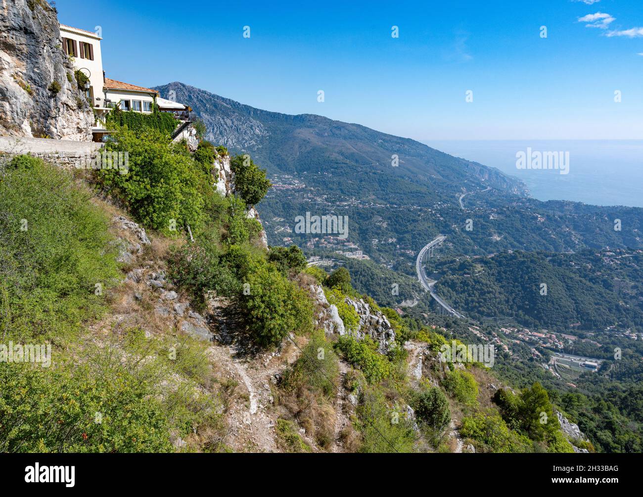 Il ristorante le Righi di Saint-Agnès, il più alto borgo medievale d'Europa, offre una vista mozzafiato sulla costa mediterranea della Riviera e su Mentone Foto Stock