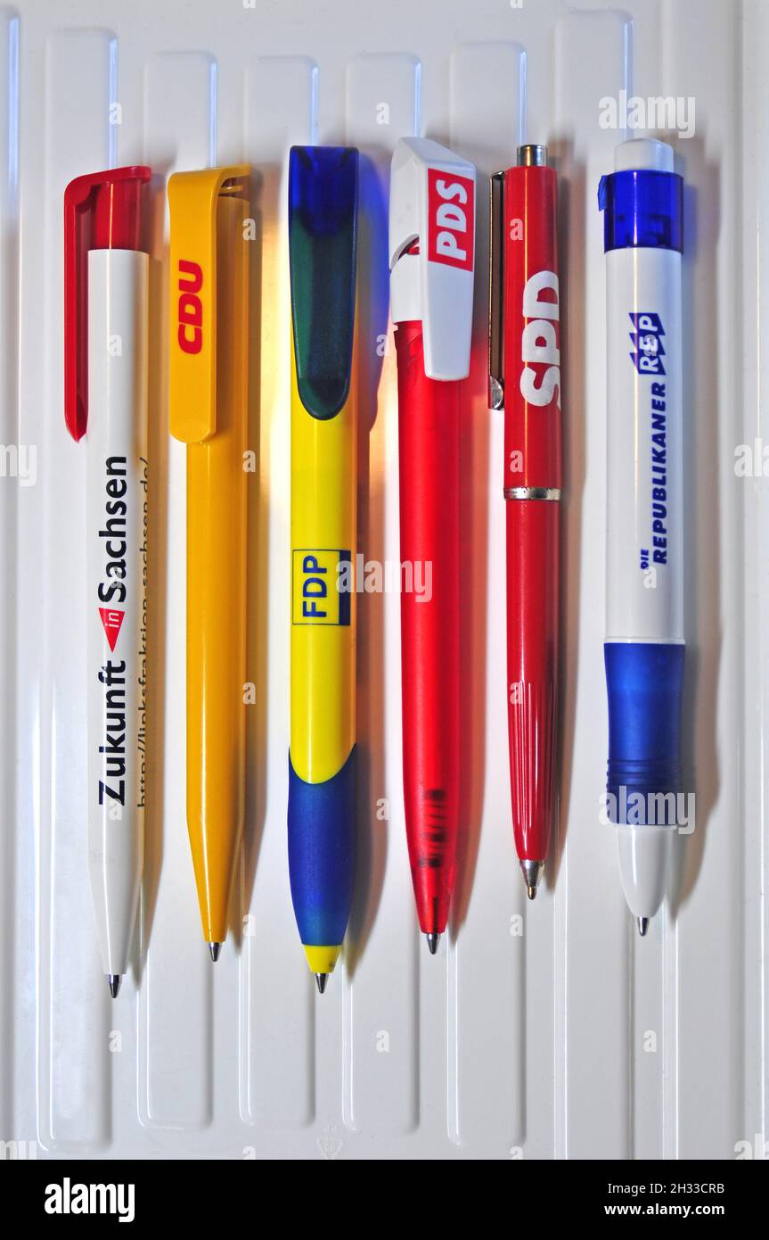 Verschiedene Kugelschreiber mit dem Logo politischer Parteien zur Bundestagswahl, Landtagswahl, Bürgerschaft, Wrbegeschenke, Foto Stock