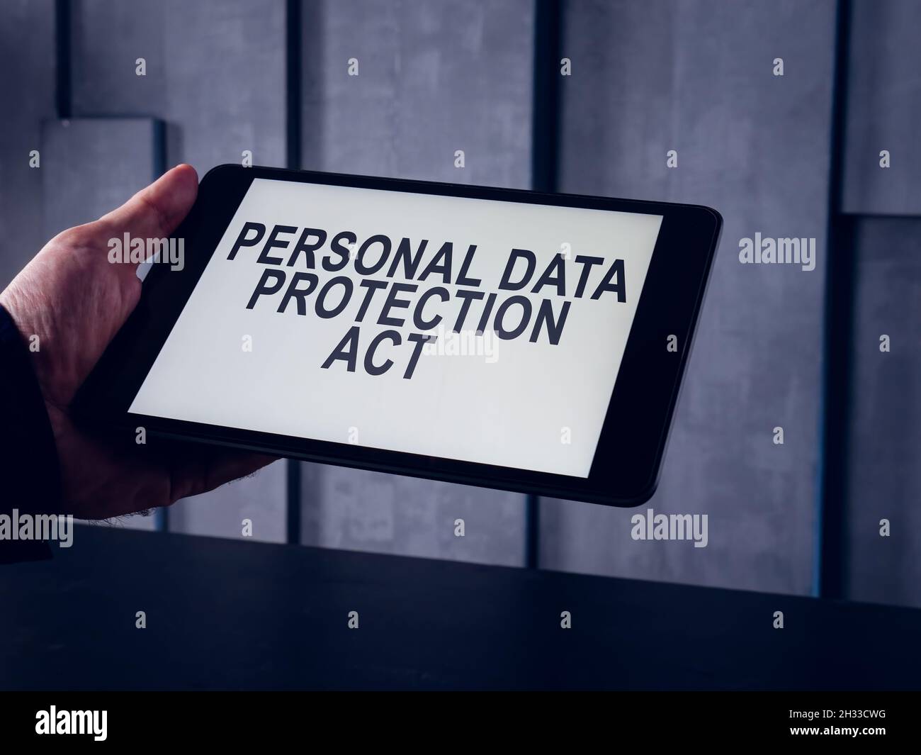 Uomo ha un tablet con Personal Data Protection Act PDPA. Foto Stock