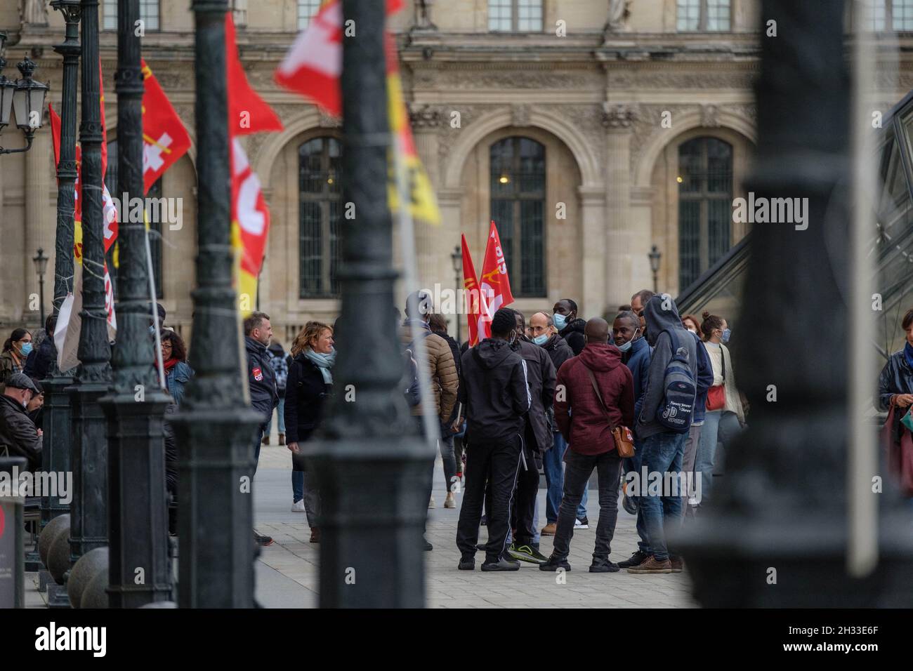 Occupazione da parte di lavoratori non documentati della birreria museo del Louvre, le Marly, a Parigi, Francia il 25 ottobre 2021. Quasi 200 dipendenti non documentati nei settori della consegna, della ristorazione, dell'edilizia o persino della raccolta rifiuti, sostenuti dalla CGT, sono in sciopero per combattere le loro condizioni di lavoro, più spesso degradate, i contratti precari e le molteplici discriminazioni che subiscono. Foto di Pierrick Villette/Avenir Pictures/ABACAPRESS.COM Foto Stock