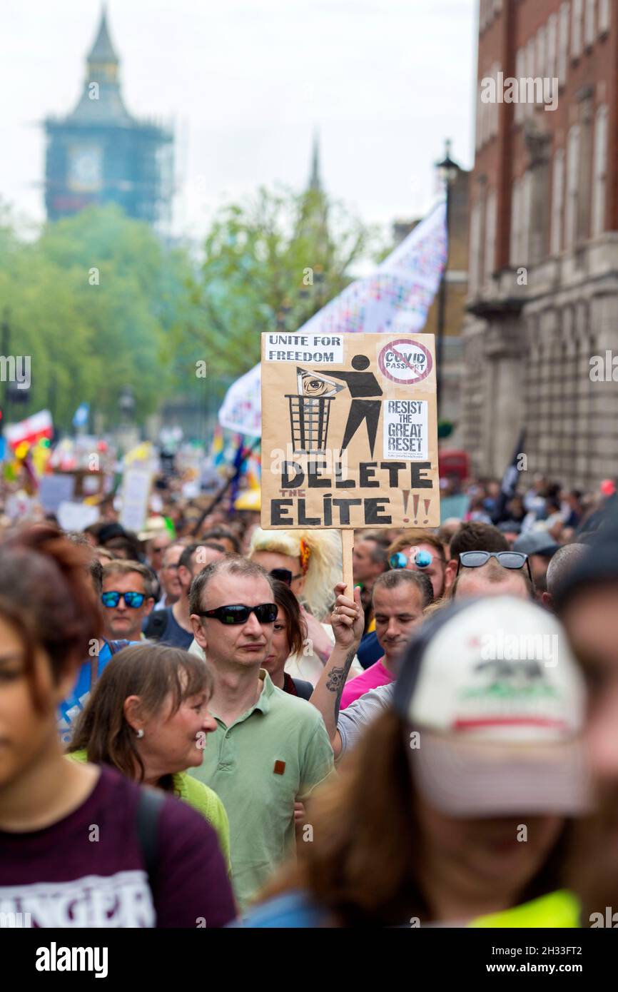 People marciano durante un raduno Unite per la libertà nel centro di Londra, 29 maggio 2021. La dimostrazione è contro i cosiddetti passaporti per vaccini. Foto Stock