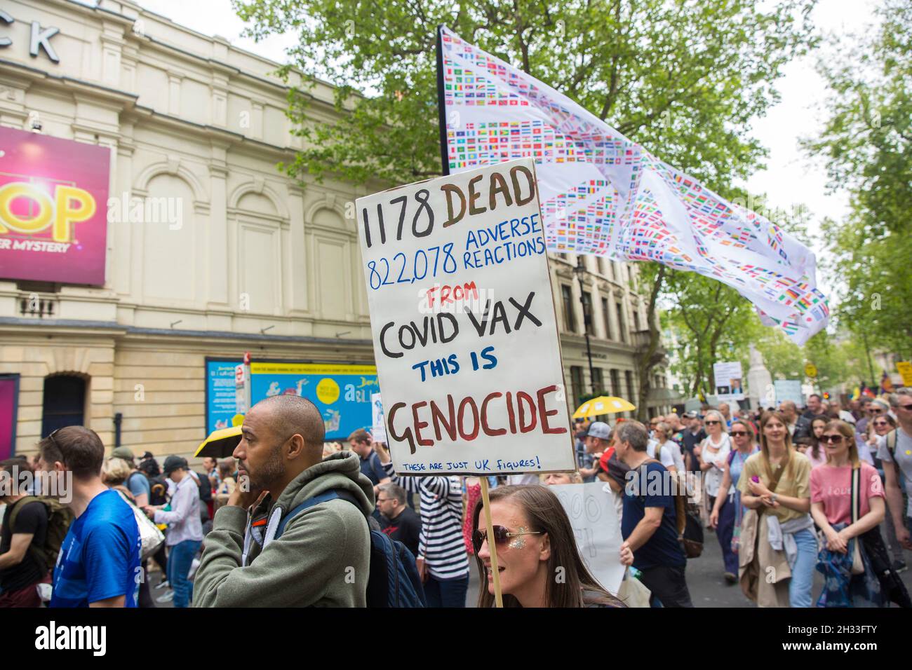 People marciano durante un raduno Unite per la libertà nel centro di Londra, 29 maggio 2021. La dimostrazione è contro i cosiddetti passaporti per vaccini. Foto Stock