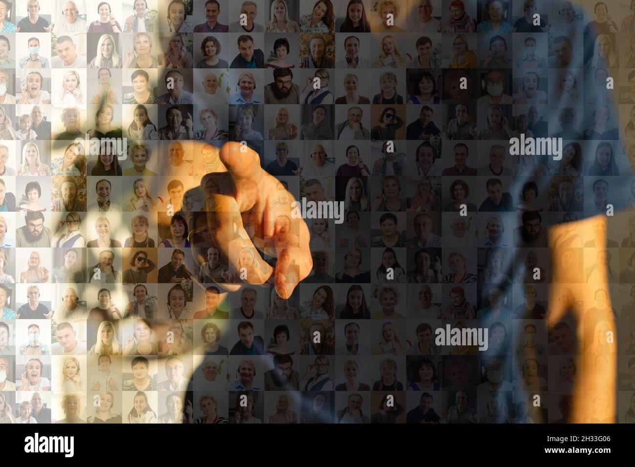 Webinar di eLearning. Chat video. Formazione online. Coaching aziendale. Uomo che presenta il programma di esercitazione che punta la comunicazione remota virtuale. Foto Stock