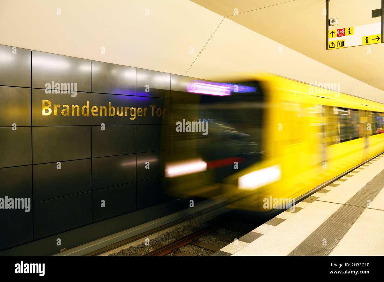 Einfahrender Zug in den neuen Bahnhof 'Bandenburger Tor' der U Bahn Linie U5, Berlin, Deutschland Foto Stock