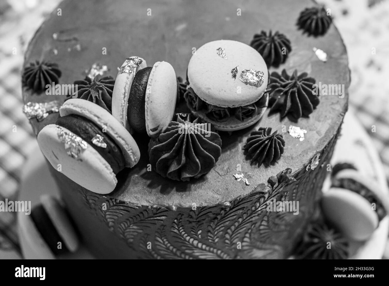 Torta al cioccolato con macaron, in bianco e nero Foto Stock