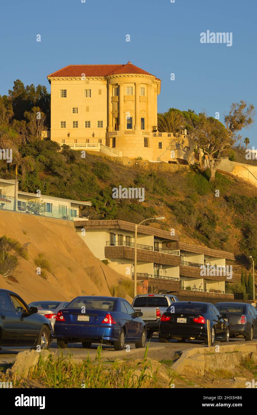 La famosa Getty Villa maestosamente sopra l'autostrada 1, Pacific Palisades CA Foto Stock