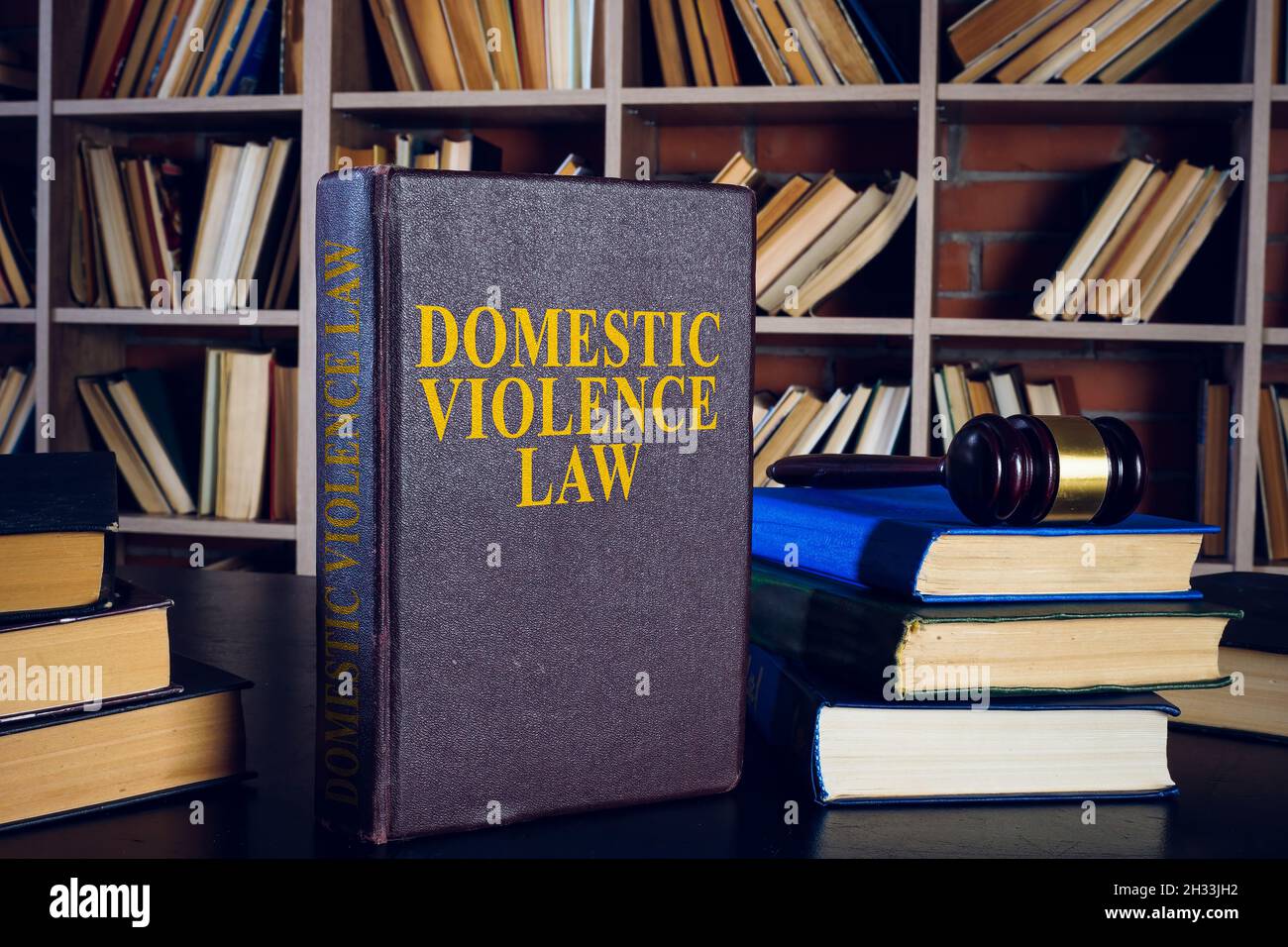 Legge sulla violenza domestica, mucchio di libri e gavel. Foto Stock