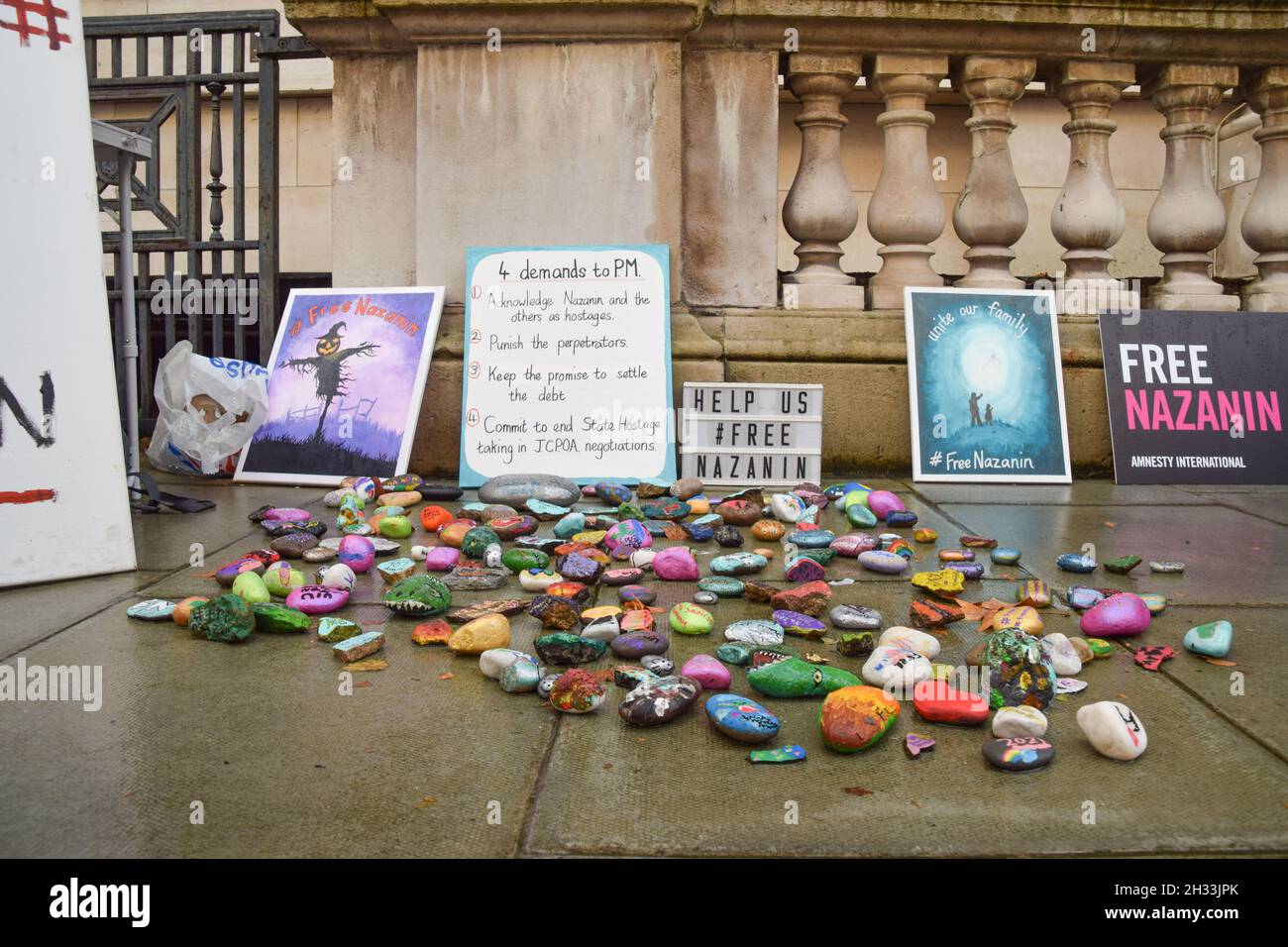 Londra, Regno Unito. 25 ottobre 2021. Richard Ratcliffe, il marito dell'operaio di aiuti britannico-iraniano Nazanin Zaghari-Ratcliffe, ha iniziato uno sciopero della fame al di fuori dell'ufficio degli Esteri di Whitehall, chiedendo al governo britannico di fare di più per contribuire alla sua liberazione. Nazanin Zaghari-Ratcliffe è detenuto in Iran dal 2016 per aver presumibilmente diffuso propaganda contro il governo iraniano. Credit: Vuk Valcic / Alamy Live News Foto Stock