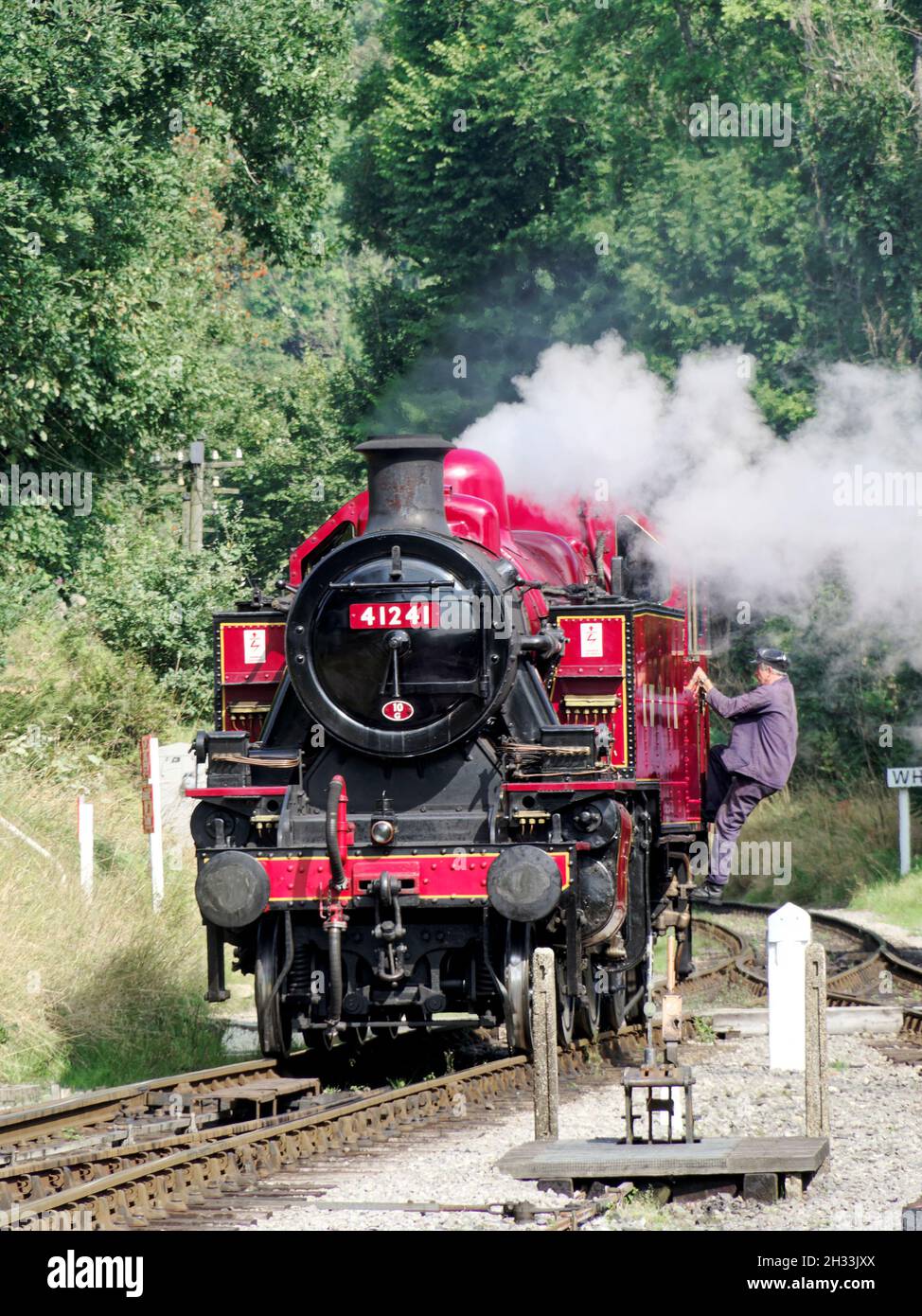 Il luogo del vapore Ivatt Class 2-6-2T sulla ferrovia Keighley & Worth Valley corre intorno al treno alla stazione di Oxenhope. Foto Stock