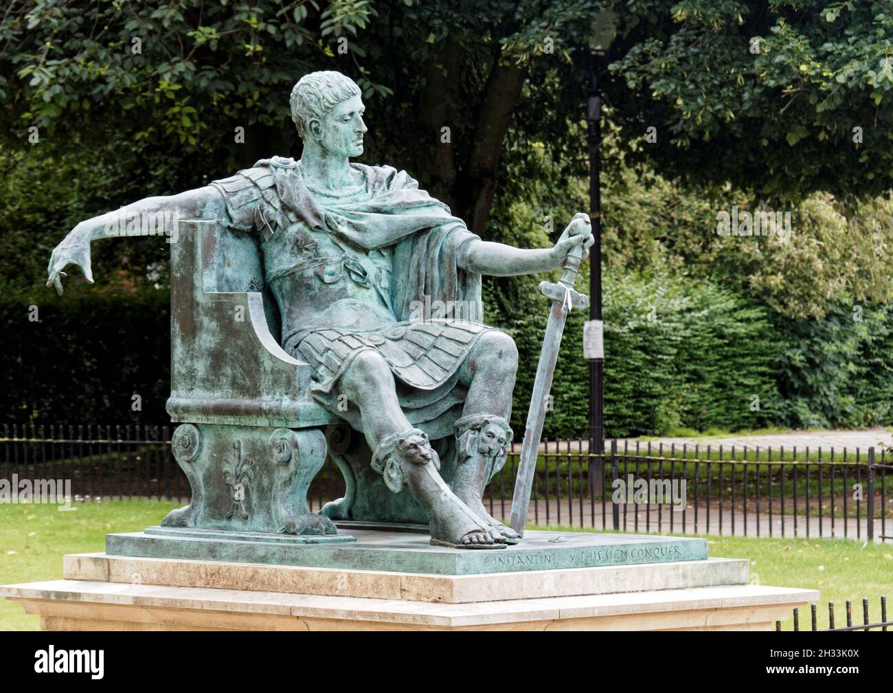 Statua di bronzo raffigurante l'imperatore romano Costantino i seduto su un trono, commissionato dal Civic Trust di York progettato dallo scultore Philip Jackson. Foto Stock Statua di bronzo raffigurante l'imperatore romano Costantino i seduto su un trono, commissionato dal Civic Trust di York progettato dallo scultore Philip Jackson. Foto Stock