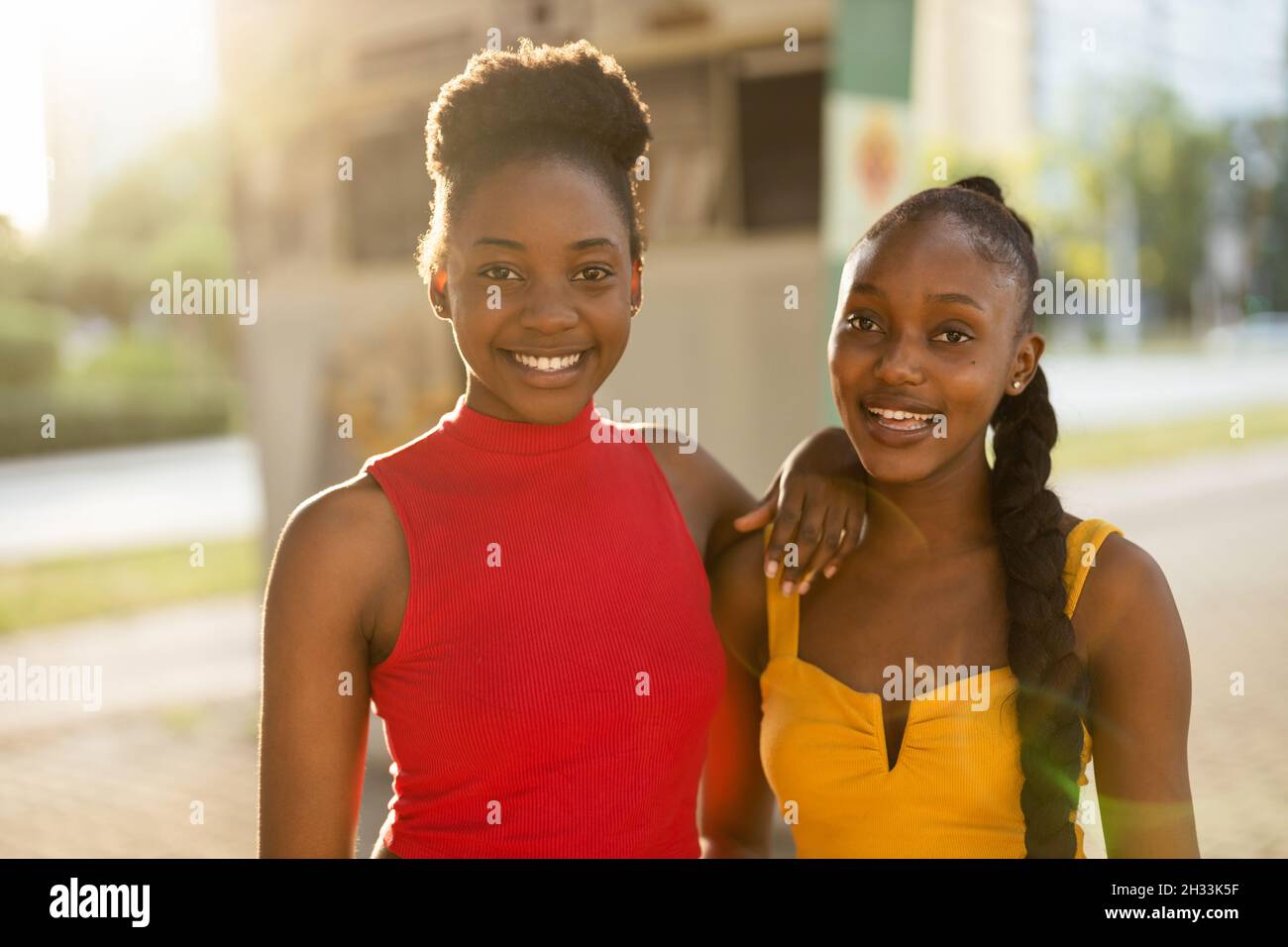 Ritratto di due belle giovani donne in piedi insieme all'aperto Foto Stock