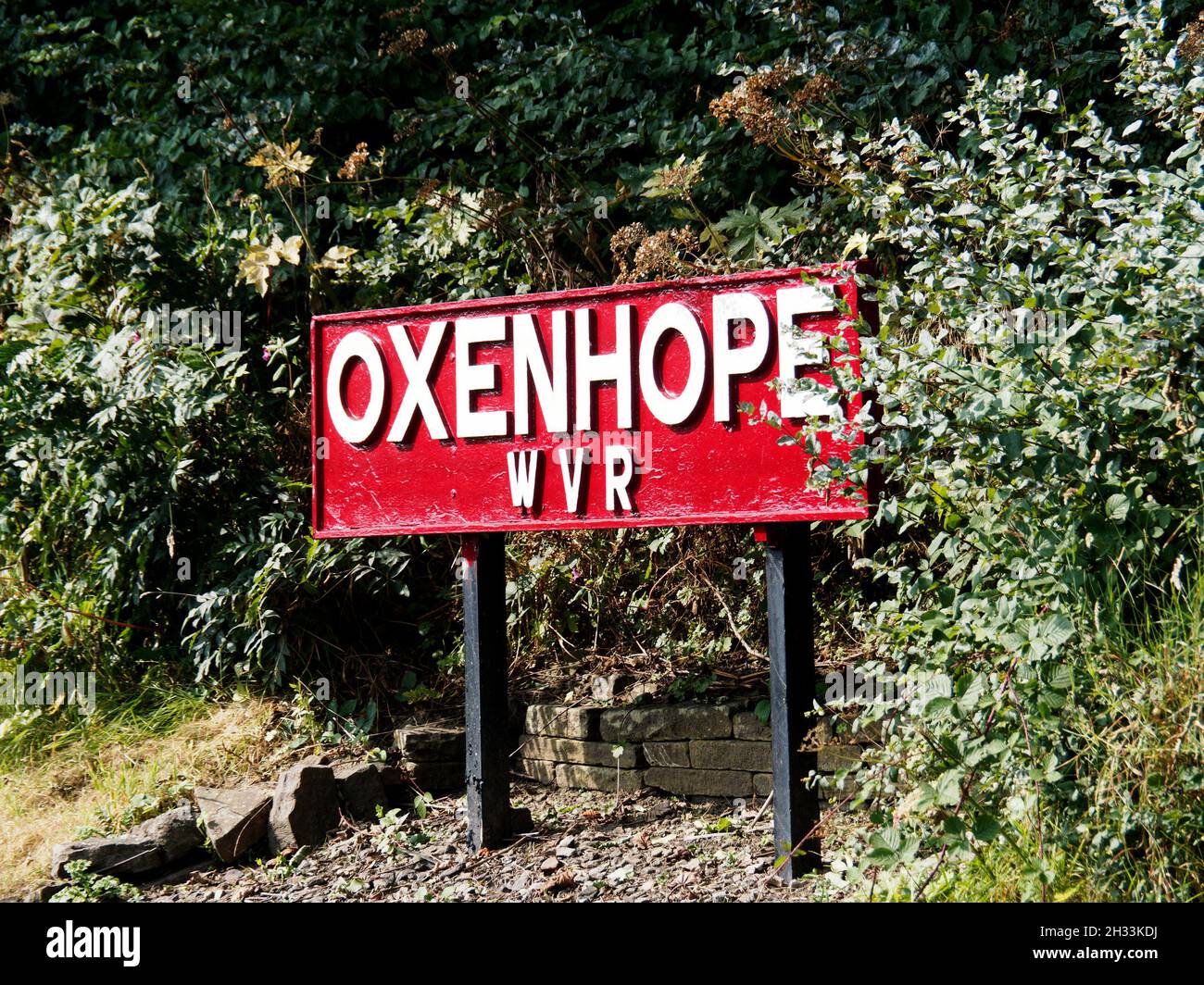 Il nome della stazione si imbarca a Oxenhope sulla Worth Valley Railway nello Yorkshire. Foto Stock