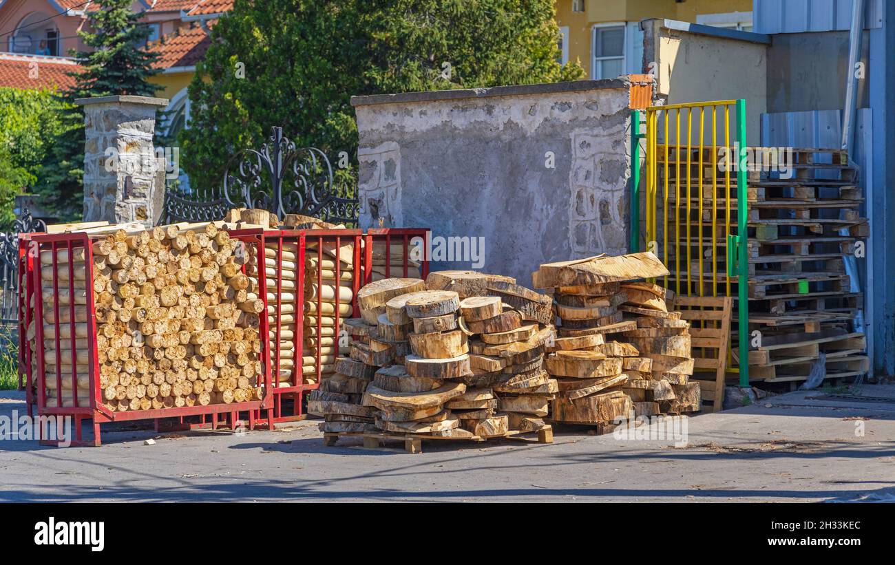 Dischi di legno e tronchi di legno impilati su pallets Foto Stock