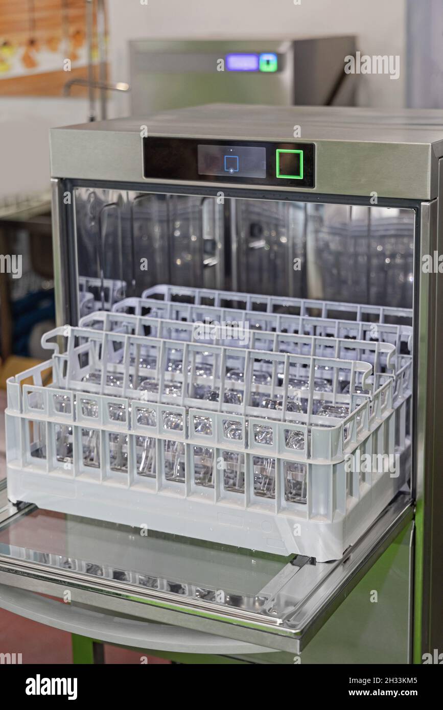 Vassoio con bicchieri in lavastoviglie Open Commercial Foto Stock