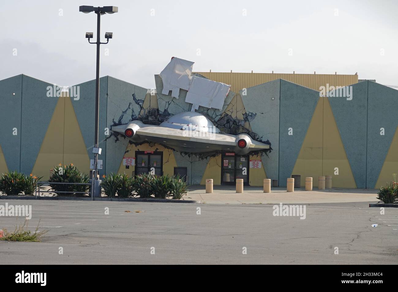 Burbank, CA / USA - 26 settembre 2021: Durante il giorno viene mostrato l’ingresso frontale del defunt Retailer Fry’s Electronics. Foto Stock
