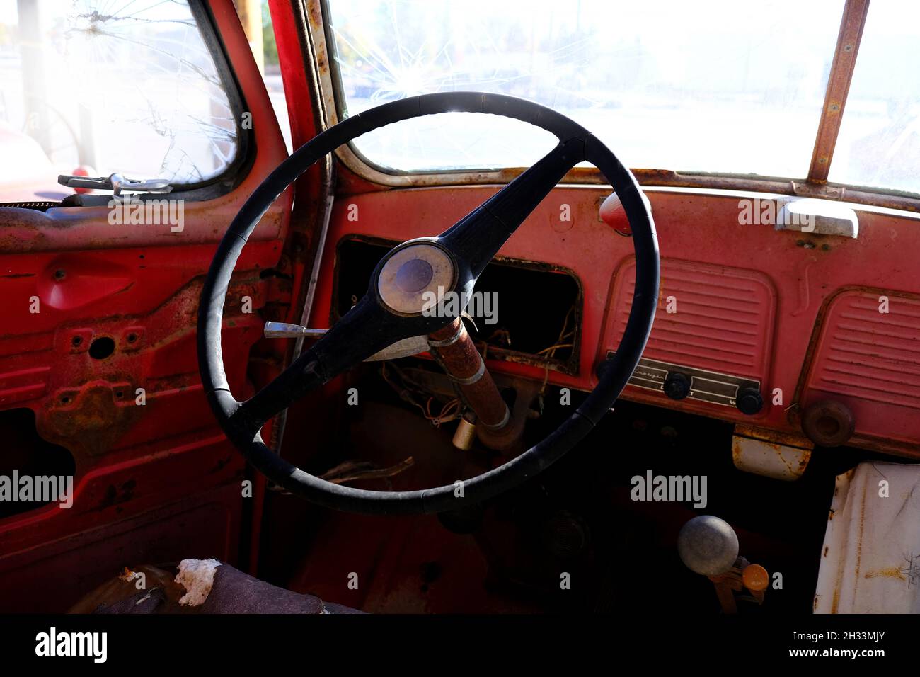 Dettaglio del volante nel vecchio veicolo vintage clacson e interno cambio  marcia Foto stock - Alamy