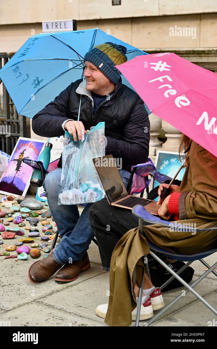 Londra, Regno Unito. Richard Ratcliffe è visitato dalla figlia Gabriella all'inizio del suo secondo sciopero della fame, nel tentativo di liberare sua moglie Nazanin Zaghari-Ratcliffe, ancora in detenzione in Iran, l'Ufficio degli Esteri, Whitehall. Foto Stock