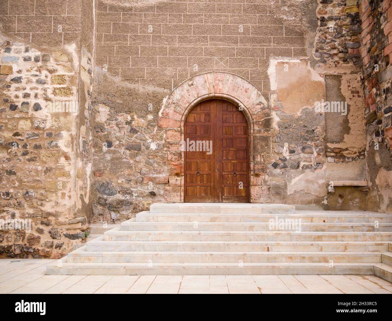 La parete esterna delle rovine della Cattedrale di Santa Maria la Vieja nella città mediterranea di Cartagena, Spagna. Foto Stock