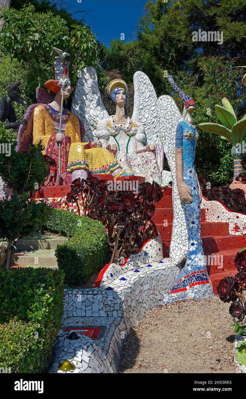 angeli statue mosaico, gradini, alberi, percorso, fiori, Scena, colorata, creativa, la Casa dei Giganti, Akaroa; Nuova Zelanda Foto Stock