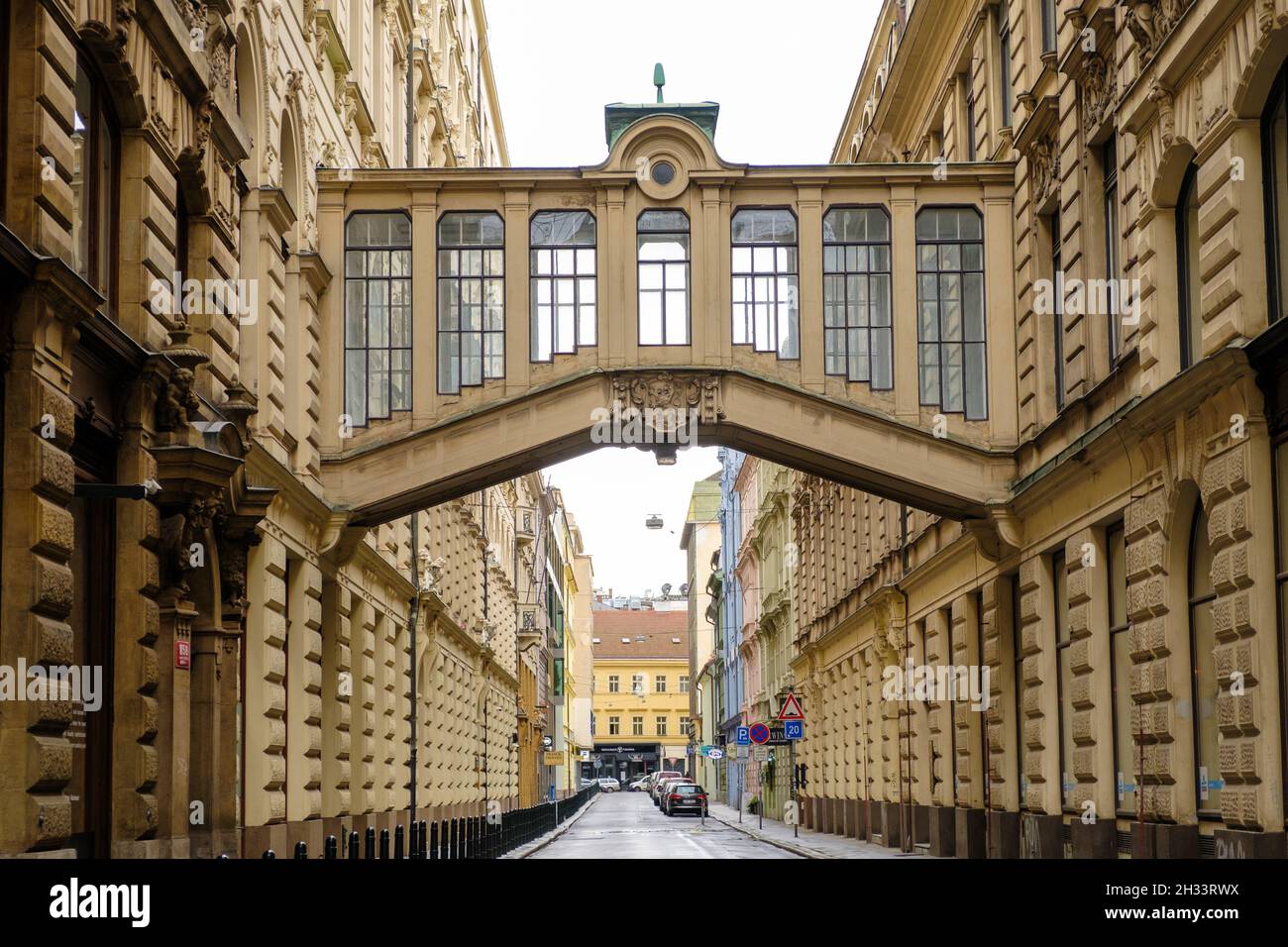 Passaggio o ponte tra due edifici nel centro storico Foto Stock