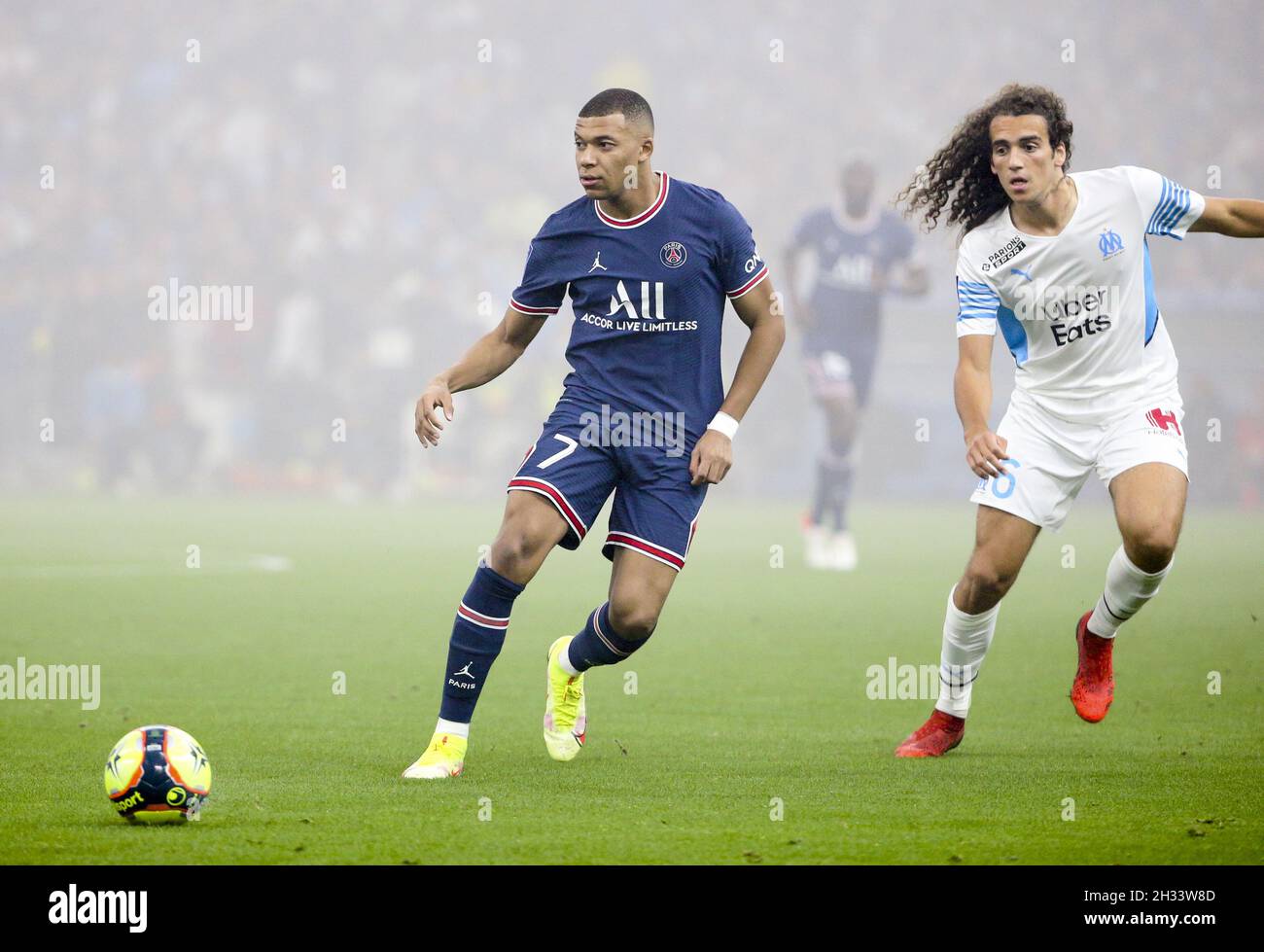 Kylian Mbappe del PSG, Matteo Guendouzi di Marsiglia durante il campionato francese Ligue 1 partita di calcio tra Olympique de Marseille (OM) e Paris Saint-Germain (PSG) il 24 ottobre 2021 allo Stade Velodrome di Marsiglia, Francia - Foto: Jean Catuffe/DPPI/LiveMedia Foto Stock