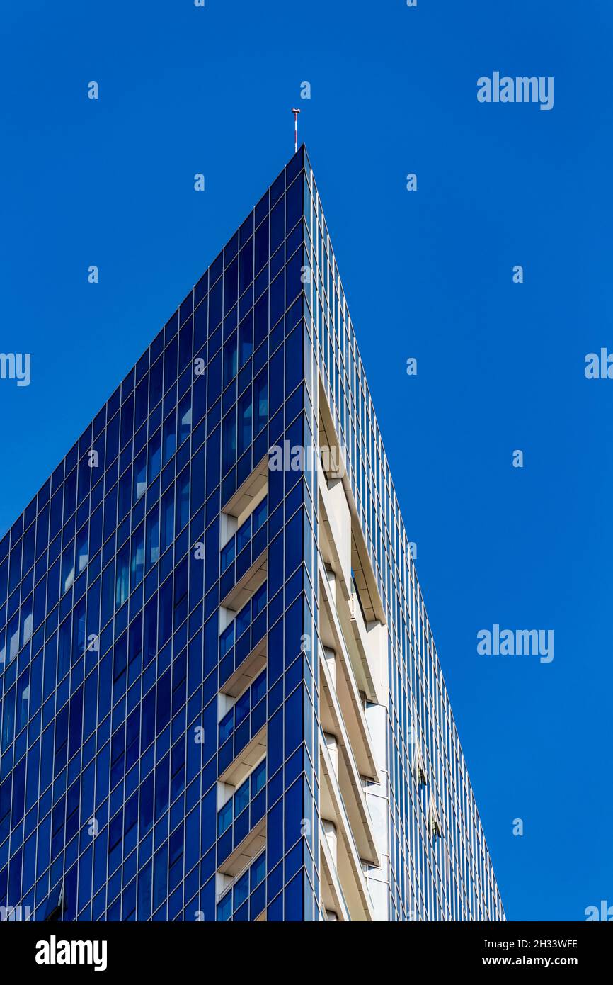 TEL AVIV/ISRAELE - Luglio 2019: Moderno grattacielo ad angolo acuto moderno edificio di uffici a Tel Aviv, Israele. Vista diurna su sfondo cielo blu. Tel Aviv Foto Stock